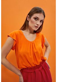 MOODO - Luźna koszula z krótkim rękawem pomarańczowa. Kolor: pomarańczowy. Materiał: wiskoza. Długość rękawa: krótki rękaw. Długość: krótkie