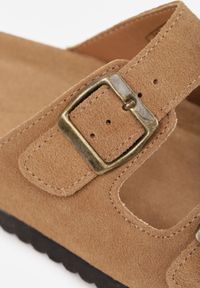 Born2be - Jasnobrązowe Klasyczne Klapki z Zamszu Naturalnego z Paskami z Klamrami z Regulacją Realie. Okazja: na co dzień. Kolor: brązowy. Materiał: zamsz. Wzór: paski. Styl: klasyczny #9