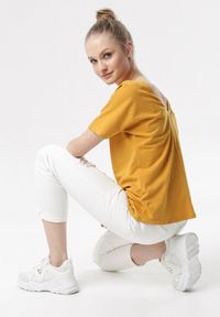 Born2be - Camelowy T-shirt Laigana. Długość rękawa: krótki rękaw. Długość: krótkie #1