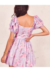 LOVE SHACK FANCY - Fioletowa sukienka Hansel. Okazja: na wesele, na imprezę, na ślub cywilny. Kolor: różowy, wielokolorowy, fioletowy. Materiał: materiał. Wzór: kwiaty. Długość: mini #2