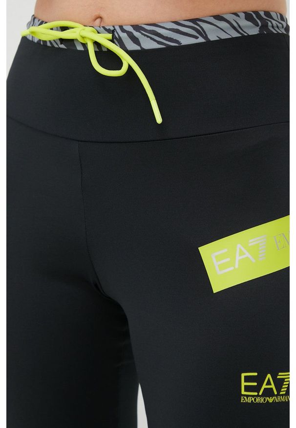 EA7 Emporio Armani legginsy Training damskie kolor czarny z nadrukiem. Stan: podwyższony. Kolor: czarny. Wzór: nadruk