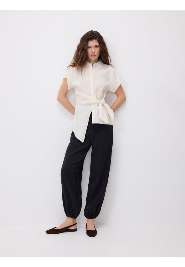 Reserved - Bluzka z modalem - złamana biel. Materiał: tkanina