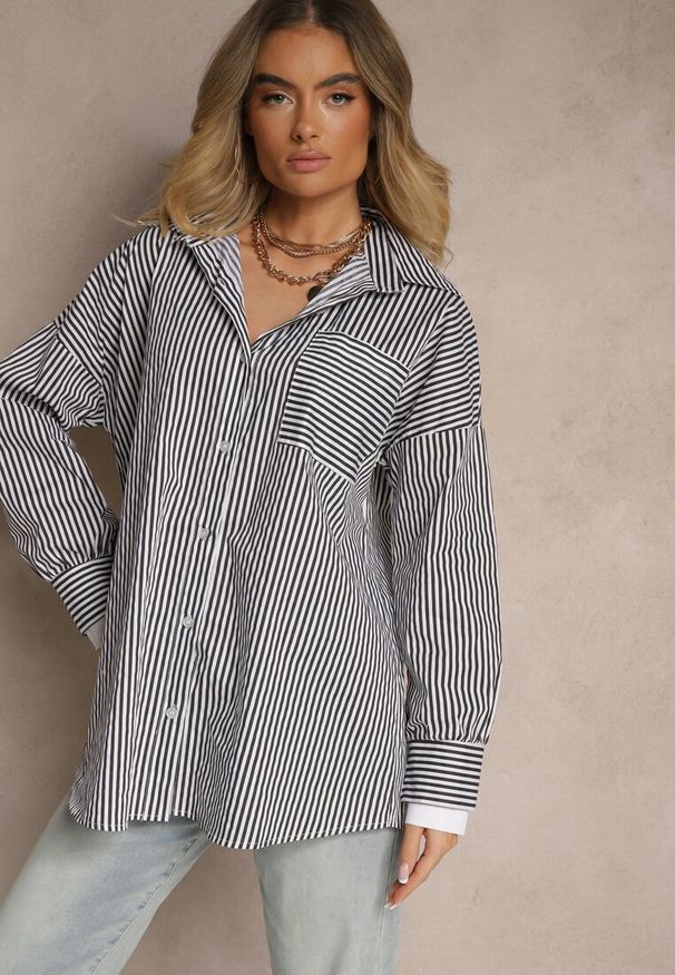 Renee - Czarno-Biała Koszula w Paski z Bawełny Talbia. Okazja: do pracy, na spotkanie biznesowe. Typ kołnierza: kołnierzyk klasyczny, dekolt w kształcie V. Kolor: czarny. Materiał: bawełna. Długość rękawa: długi rękaw. Długość: długie. Wzór: paski. Styl: biznesowy, klasyczny