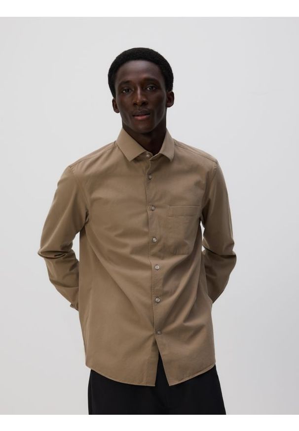 Reserved - Koszula regular z bawełny egipskiej - brązowy. Kolor: brązowy. Materiał: bawełna