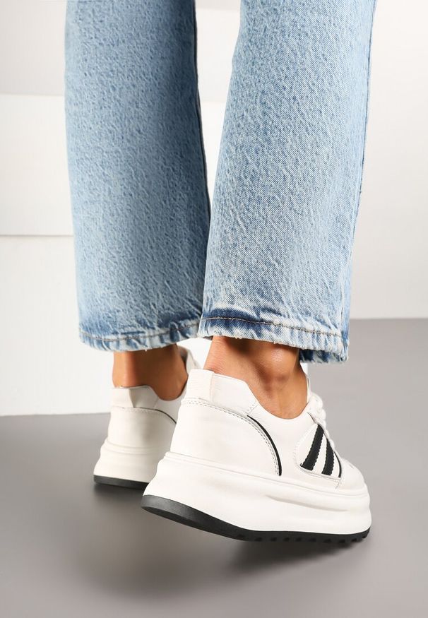 Born2be - Beżowo-Czarne Sneakersy Ozdobione Paskami Foneria. Okazja: na co dzień, na spacer. Zapięcie: pasek. Kolor: beżowy. Materiał: jeans. Wzór: aplikacja. Sport: turystyka piesza