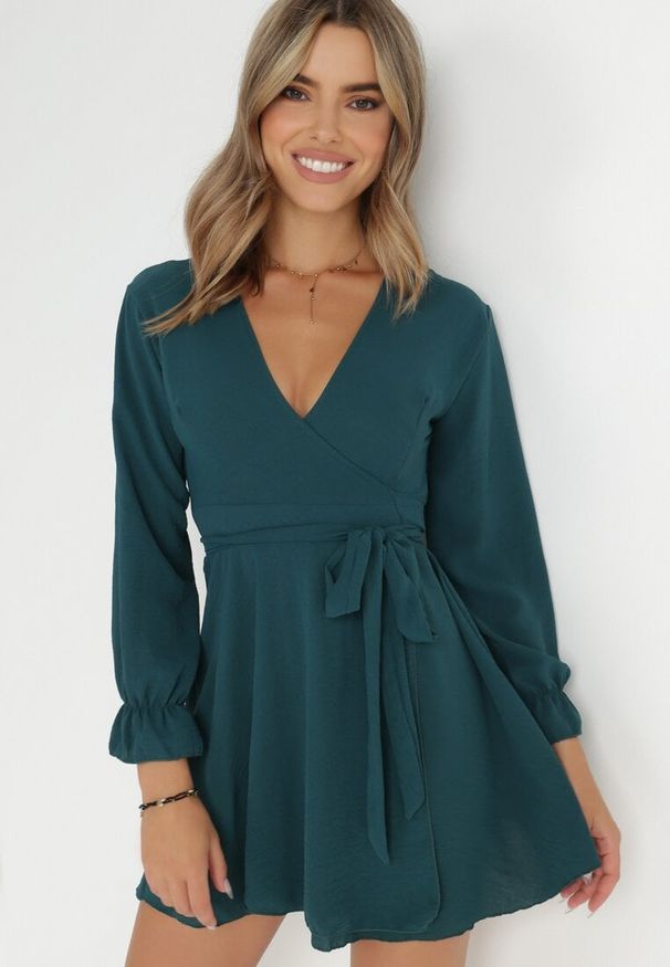 Born2be - Ciemnozielona Sukienka Dyninca. Typ kołnierza: dekolt w kształcie V. Kolor: zielony. Materiał: tkanina, materiał. Wzór: gładki. Typ sukienki: kopertowe. Styl: elegancki. Długość: mini