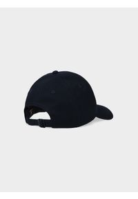 4f - Czapka z daszkiem strapback damska - granatowa. Kolor: niebieski. Materiał: materiał, bawełna. Sezon: lato. Styl: sportowy