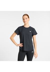 Koszulka damska New Balance WT51227BK – czarna. Kolor: czarny. Materiał: nylon, lycra, tkanina, materiał. Sport: fitness