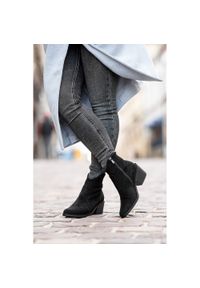 Czarne Botki S.Barski Modne Kowbojki Damskie. Okazja: na spotkanie biznesowe. Kolor: czarny. Materiał: materiał. Wzór: gładki. Obcas: na obcasie. Styl: klasyczny, elegancki, biznesowy. Wysokość obcasa: średni #5