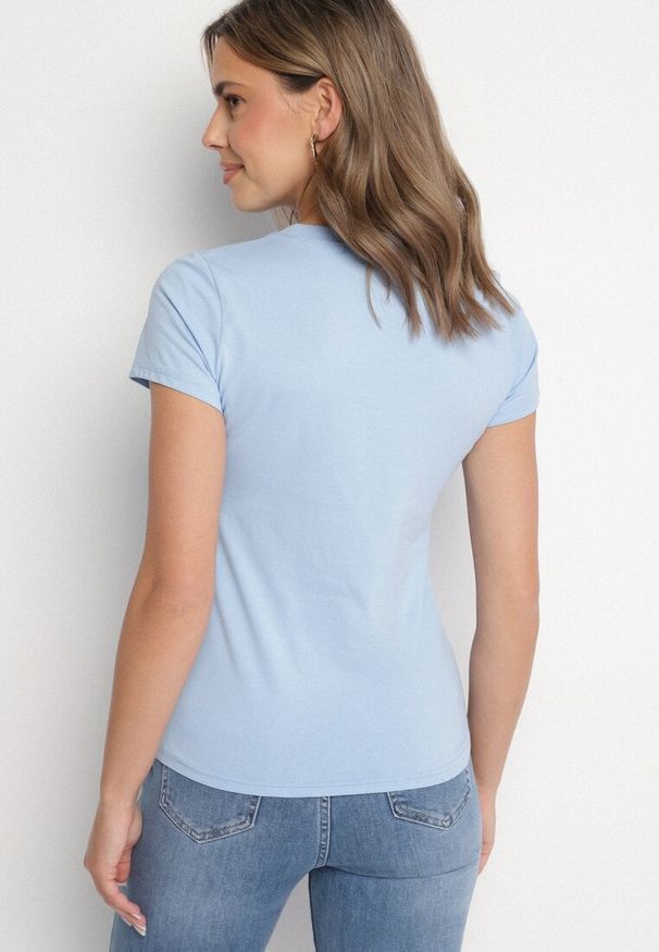 Born2be - Jasnoniebieski Bawełniany T-shirt Ozdobiony Napisem i Cyrkoniami Isnorea. Okazja: na co dzień. Kolor: niebieski. Materiał: bawełna. Wzór: aplikacja, napisy. Styl: glamour, casual