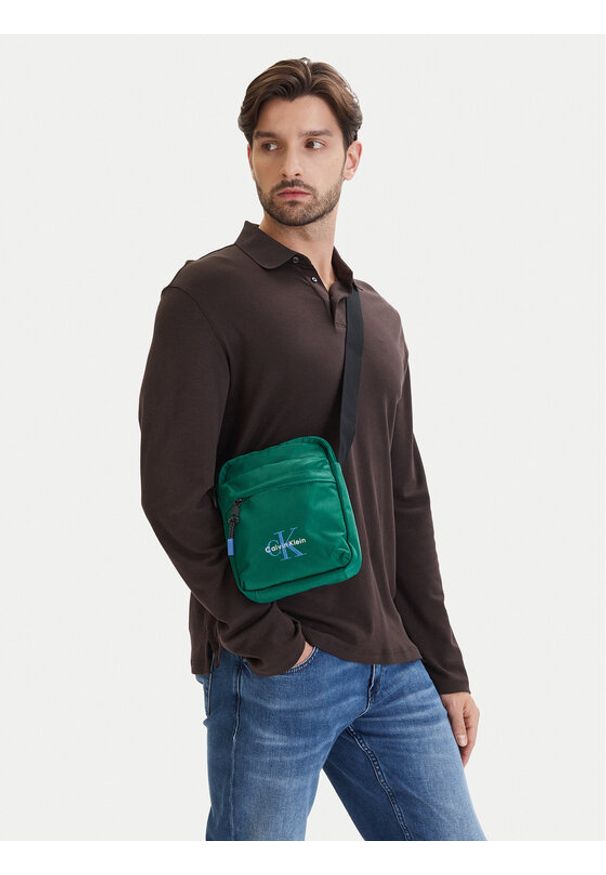 Calvin Klein Saszetka Bold Reporter LV04D3421G Zielony. Kolor: zielony. Materiał: materiał