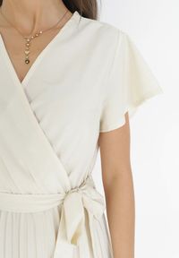 Born2be - Jasnobeżowa Elegancka Sukienka Maxi w Plisy z Kopertowym Dekoltem i Wiązaniem Thessi. Kolor: beżowy. Sezon: lato. Typ sukienki: kopertowe. Styl: elegancki. Długość: maxi #4