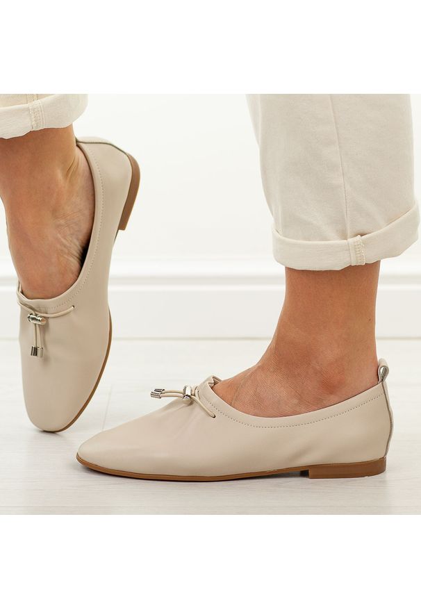 Beżowe skórzane półbuty damskie T.Sokolski w26-236. Okazja: na co dzień. Zapięcie: bez zapięcia. Kolor: beżowy. Materiał: skóra. Szerokość cholewki: normalna. Sezon: wiosna, jesień, lato. Styl: casual, elegancki, klasyczny