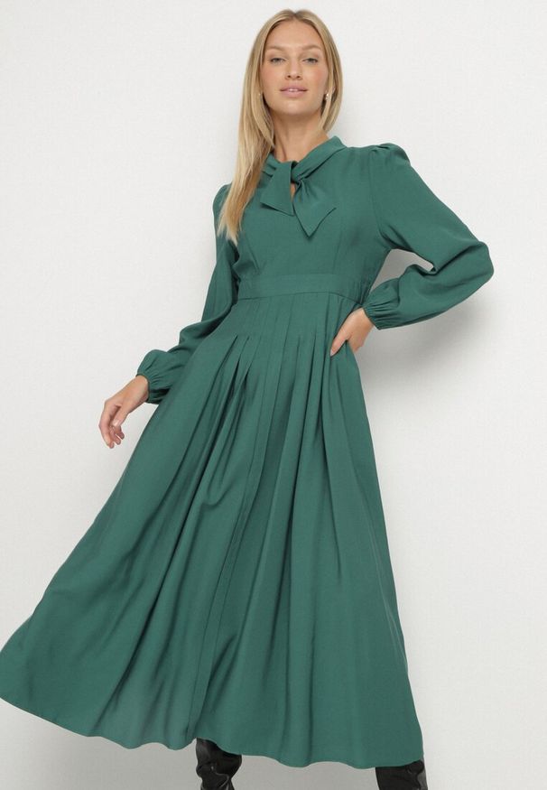 Born2be - Zielona Wiskozowa Plisowana Sukienka z Wiązaniem Asorrise. Okazja: na co dzień. Kolor: zielony. Materiał: wiskoza. Styl: elegancki, casual