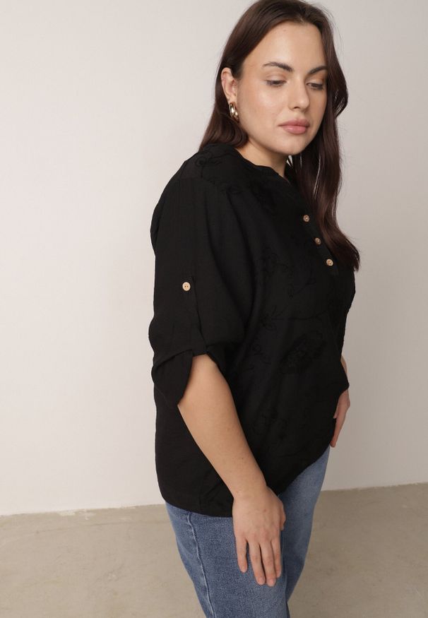 Born2be - Czarna Bluzka Ozdobiona Guzikami i Haftowanymi Kwiatami Delmana. Okazja: na uczelnię, na co dzień, na spacer. Kolekcja: plus size. Kolor: czarny. Materiał: tkanina, materiał. Wzór: aplikacja, kwiaty, haft. Sezon: lato. Styl: casual, boho, wakacyjny, klasyczny