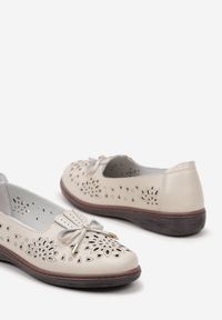Born2be - Beżowe Ażurowe Półbuty ze Skóry Naturalnej z Ozdobną Kokardką Silotina. Okazja: na co dzień. Kolor: beżowy. Materiał: skóra. Wzór: ażurowy. Sezon: wiosna, lato. Obcas: na obcasie. Styl: casual, klasyczny, elegancki. Wysokość obcasa: niski #4