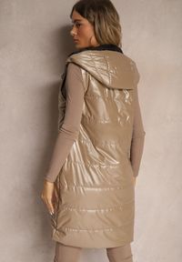Renee - Ciemnobeżowa Długa Kamizelka Pikowana z Naszywką i Kapturem Mevianis. Okazja: na co dzień. Kolor: beżowy. Materiał: bawełna, jeans. Długość: długie. Wzór: aplikacja. Styl: sportowy, casual #4