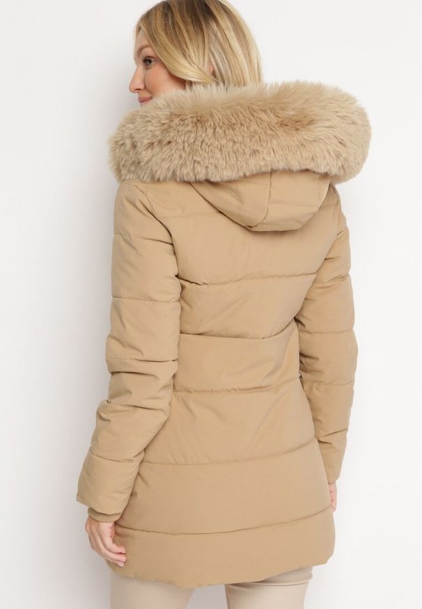 Born2be - Ciemnobeżowa Kurtka w Geometryczne Pikowanie z Kapturem i Futerkiem Bellinae. Typ kołnierza: kaptur. Kolor: beżowy. Materiał: futro. Wzór: geometria