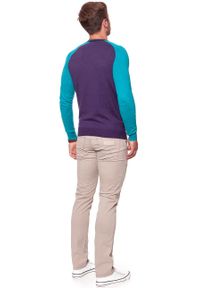 Wrangler - MĘSKI SWETER WRANGLER RAGLAN KNIT PURPLE PENNANT W86152PWT 112132310. Długość rękawa: raglanowy rękaw. Wzór: aplikacja #7