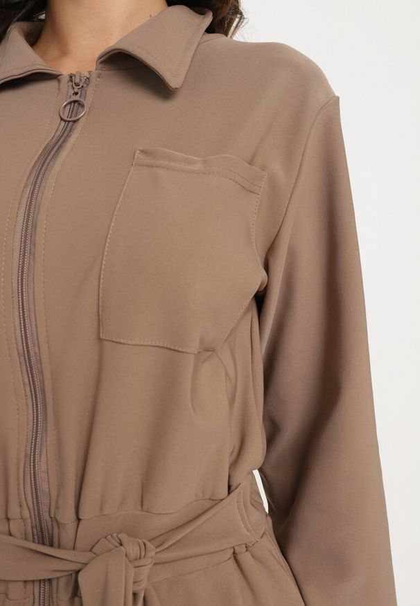 Born2be - Ciemnobeżowy Kombinezon z Gumką i Wiązaniem w Talii z Szerokimi Nogawkami Creza. Okazja: na co dzień. Kolor: beżowy. Materiał: tkanina. Styl: casual