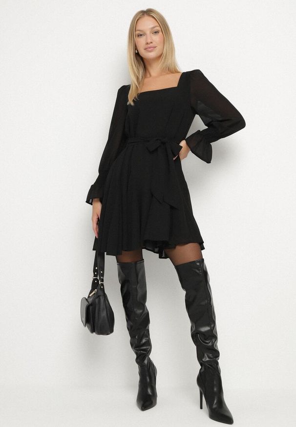 Born2be - Czarna Sukienka Vices z Siateczkowymi Rękawami i Wiązanym Paskiem Resnala. Okazja: na co dzień. Typ kołnierza: dekolt kwadratowy. Kolor: czarny. Materiał: materiał. Typ sukienki: rozkloszowane. Styl: casual, elegancki