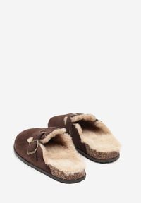 Born2be - Brązowe Kapcie Chodaki na Korkowej Podeszwie z Paskiem i Klamrą Aponella. Okazja: do domu. Zapięcie: klamry. Kolor: brązowy. Materiał: jeans #4