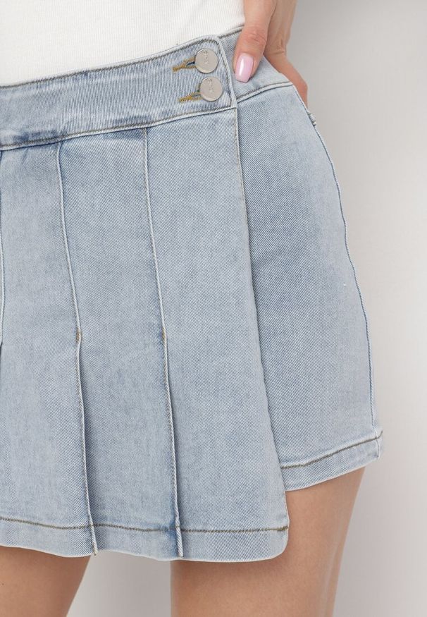 Born2be - Jasnoniebieskie Bawełniane Spódnico-Szorty Jeansowe Ozdobione Plisami Tulvesin. Okazja: na co dzień. Stan: podwyższony. Kolor: niebieski. Materiał: jeans, bawełna. Wzór: aplikacja. Styl: elegancki, casual