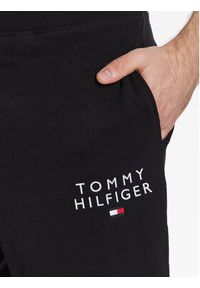 TOMMY HILFIGER - Tommy Hilfiger Szorty sportowe UM0UM02881 Czarny Regular Fit. Kolor: czarny. Materiał: bawełna. Styl: sportowy #4