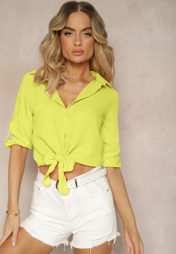 Renee - Jasnozielona Koszula z Rękawami z Możliwością Podpięcia Wiązana na Dole Zapinana na Guziki Sanesria. Typ kołnierza: dekolt w kształcie V. Kolor: zielony. Materiał: jeans. Styl: elegancki