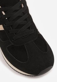Born2be - Czarne Sneakersy Sportowe z Imitacji Zamszu z Geometrycznymi Wstawkami Shanoom. Okazja: na co dzień. Zapięcie: sznurówki. Kolor: czarny. Materiał: zamsz. Wzór: geometria #5
