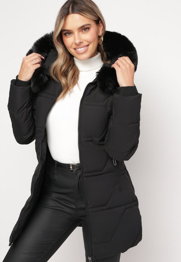 Born2be - Czarna Kurtka w Geometryczne Pikowanie z Kapturem i Futerkiem Bellinae. Okazja: na co dzień. Typ kołnierza: kaptur. Kolor: czarny. Materiał: futro. Wzór: geometria. Styl: casual, klasyczny