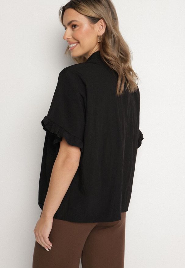 Born2be - Czarna Koszula z Wiskozą i Ozdobnymi Falbankami Emeleldi. Okazja: na co dzień. Typ kołnierza: kołnierz z falbankami. Kolor: czarny. Materiał: wiskoza. Długość rękawa: krótki rękaw. Długość: krótkie. Wzór: aplikacja. Styl: klasyczny, casual