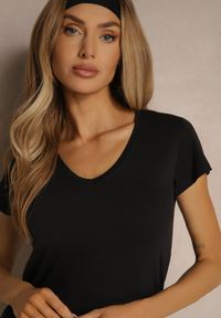 Renee - Czarny Bawełniany T-shirt z Trójkątnym Dekoltem Linalitia. Okazja: na co dzień. Kolor: czarny. Materiał: bawełna. Styl: casual #3