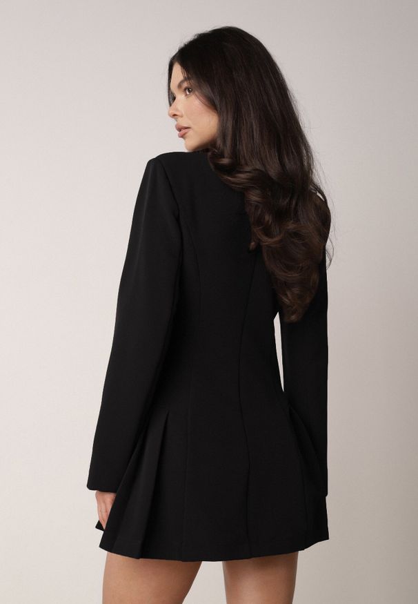 Born2be - Czarna Sukienka o Kroju Marynarki VICES z Poduszkami w Ramionach Serlina. Okazja: na co dzień. Kolor: czarny. Styl: elegancki, casual, klasyczny