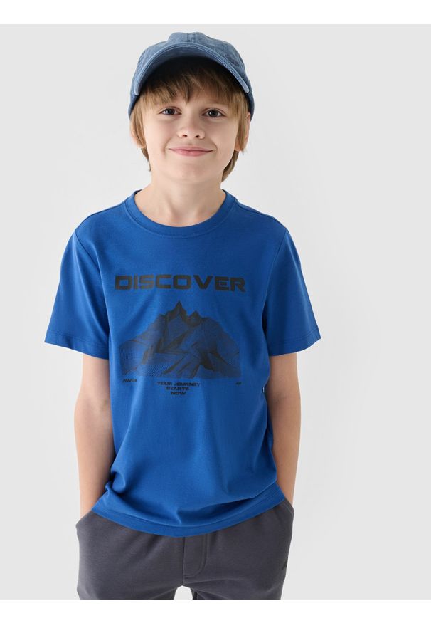 4f - 4F T-shirt z nadrukiem chłopięcy - niebieski 128 (7-8 lat). Okazja: na co dzień. Kolor: niebieski. Materiał: bawełna, jersey, dzianina. Długość rękawa: krótki rękaw. Długość: krótkie. Wzór: nadruk. Sezon: lato. Styl: sportowy, klasyczny, casual