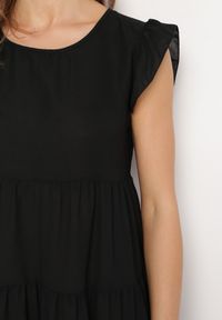 Born2be - Czarna Rozkloszowana Sukienka z Falbankami Zapinana przy Szyi Rettesa. Okazja: na co dzień. Typ kołnierza: kołnierz z falbankami. Kolor: czarny. Materiał: wiskoza, tkanina. Sezon: lato. Styl: elegancki, casual #2