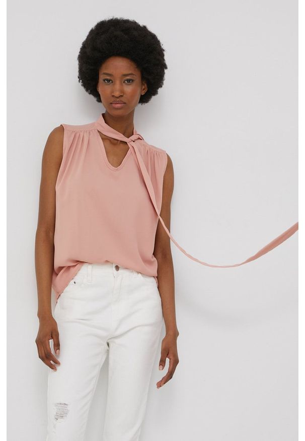 Answear Lab bluzka damska kolor różowy gładka. Okazja: na co dzień. Kolor: różowy. Materiał: tkanina. Wzór: gładki. Styl: wakacyjny