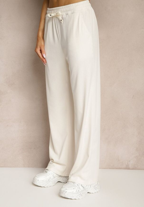 Renee - Jasnobeżowe Spodnie o Prostym Kroju z Gumką w Pasie Miritia. Okazja: na co dzień. Kolor: beżowy. Styl: casual