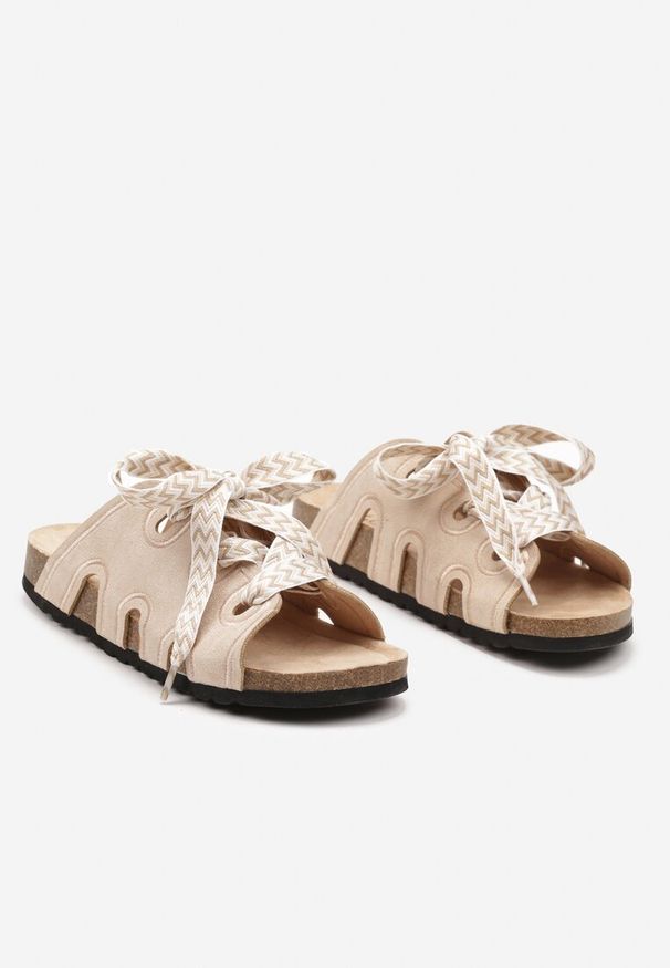 Renee - Beżowe Płaskie Klapki z Ozdobnym Sznurowaniem Christamae. Okazja: na spacer. Nosek buta: otwarty. Kolor: beżowy. Sezon: wiosna, lato