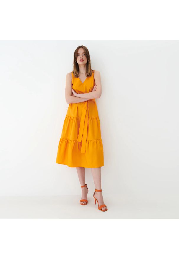 Mohito - Bawełniana sukienka midi z wiązaniem - Pomarańczowy. Kolor: pomarańczowy. Materiał: bawełna. Długość: midi