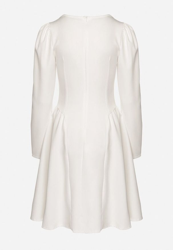 Born2be - Biała Rozkloszowana Sukienka z Usztywnianymi Miseczkami Tillimara. Kolor: biały. Typ sukienki: dopasowane