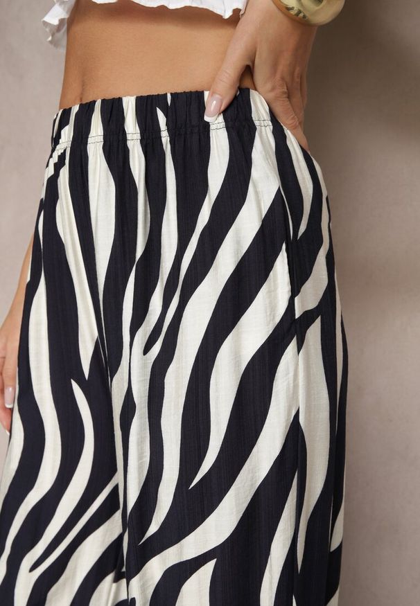 Renee - Biało-Granatowe Spodnie o Szerokim Kroju High Waist Ozdobione Paskami Lisamelia. Okazja: na co dzień. Stan: podwyższony. Kolor: biały. Wzór: aplikacja. Styl: klasyczny, elegancki, casual
