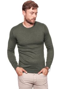 Wrangler - MĘSKI SWETER WRANGLER CREW KNIT DUSTY OLIVE W85672P45. Kolor: zielony. Styl: klasyczny #1