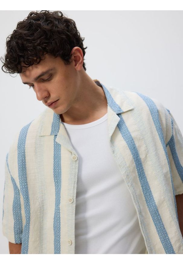 Reserved - Koszula comfort fit - jasnoniebieski. Kolor: niebieski. Materiał: tkanina, bawełna