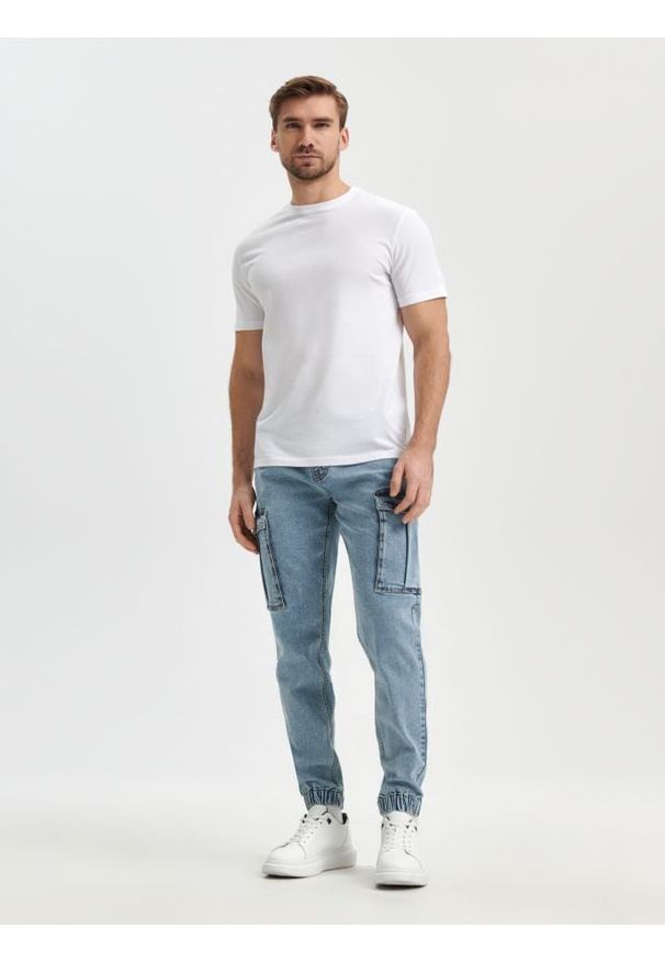 Sinsay - Jeansy jogger - niebieski. Kolor: niebieski