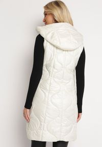 Born2be - Jasnobeżowa Pikowana Kamizelka z Kapturem i Kieszeniami Kress. Typ kołnierza: kaptur. Kolor: beżowy #4