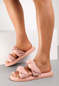 Renee - Różowe Klapki Chionassa. Nosek buta: otwarty. Kolor: różowy. Wzór: jednolity, paski. Sezon: lato. Obcas: na płaskiej podeszwie