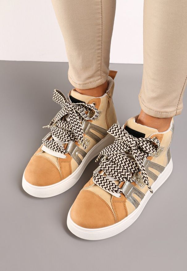Renee - Ciemnobeżowe Streetwearowe Sneakersy na Grubej Podeszwie Ozdobione Kontrastowymi Wstawkami Kaittane. Nosek buta: okrągły. Zapięcie: zamek. Kolor: beżowy. Materiał: materiał. Wzór: aplikacja. Obcas: na obcasie. Wysokość obcasa: niski