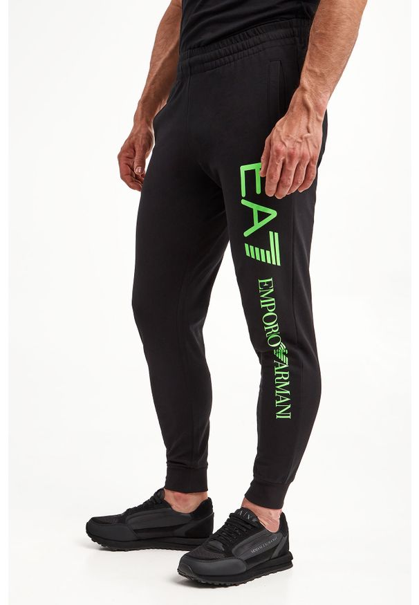 EA7 Emporio Armani - Spodnie dresowe EA7 EMPORIO ARMANI. Materiał: dresówka. Wzór: nadruk