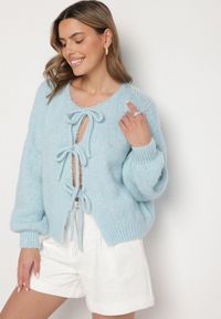 Born2be - Niebieski Kardigan Oversize z Wełną Zdobiony Kokardkami Eleathalie. Typ kołnierza: kokarda. Kolor: niebieski. Materiał: wełna. Wzór: aplikacja. Styl: klasyczny #4